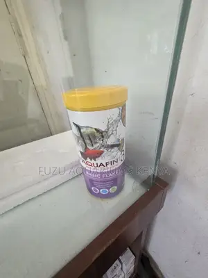 Clean-Ingredient Flakes for Your Water Pets