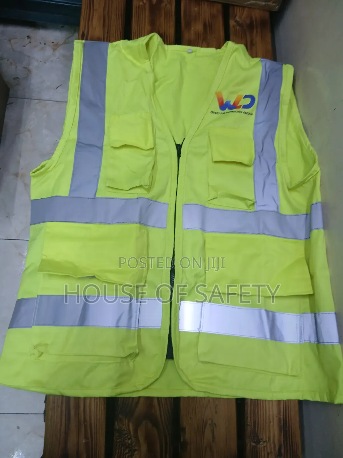 Multiple Pockets Luminous Green Tailored Locally Reflectors