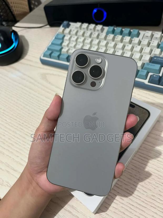 Apple iPhone 15 Pro Max 256 GB Silver - thumbnail 4