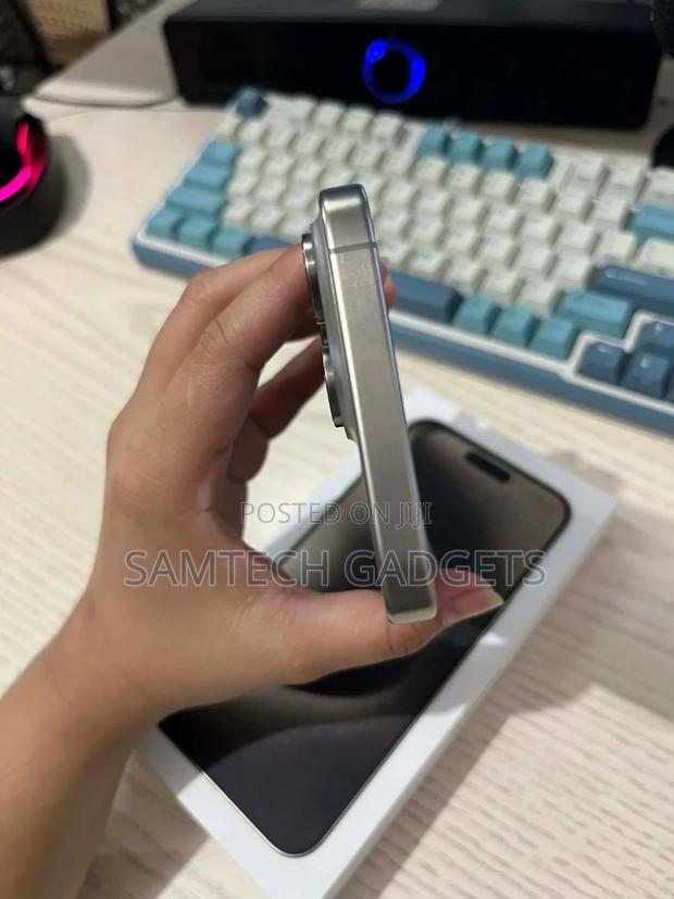 Apple iPhone 15 Pro Max 256 GB Silver - thumbnail 8