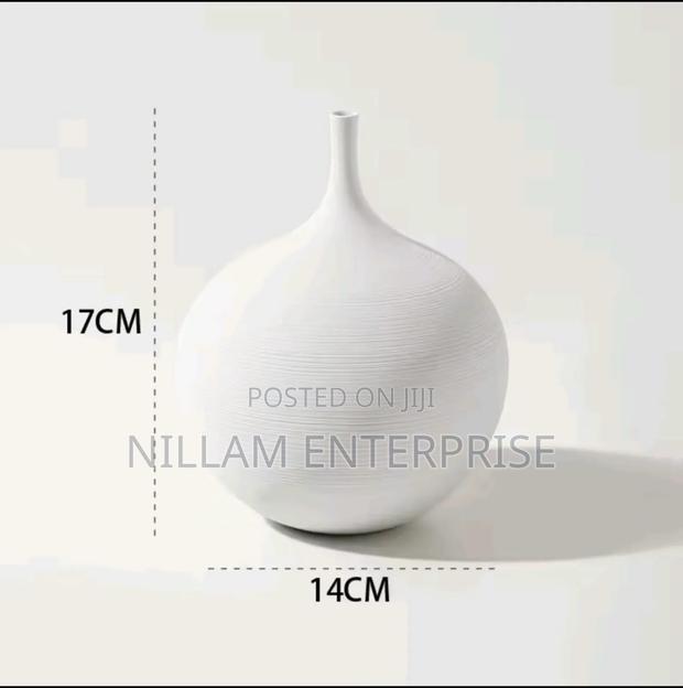 Minimalist Brushed Ceramic Vase With a Matte Finish - thumbnail 2