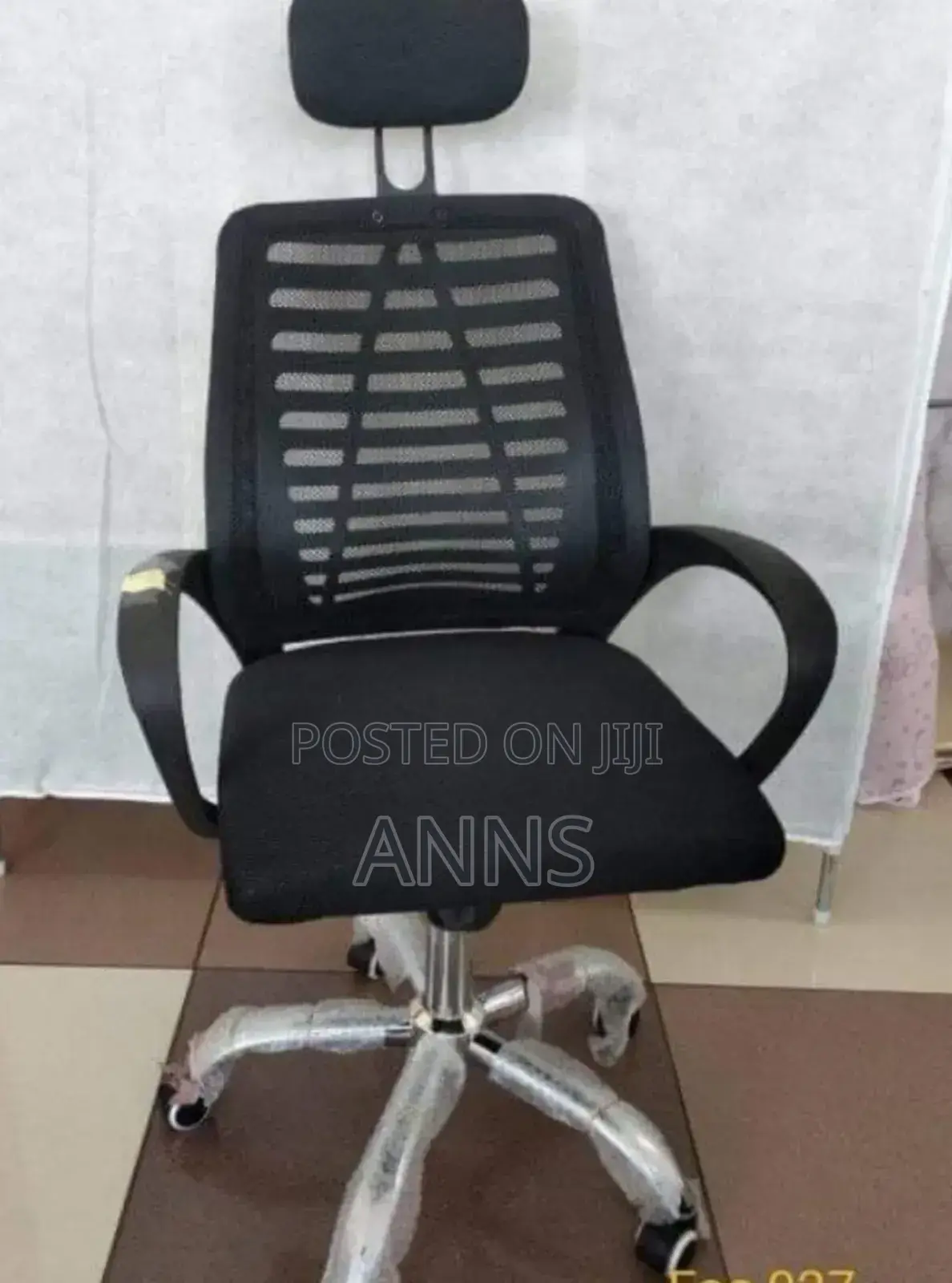 Rotating Office Chair With Headrest - Hands Support