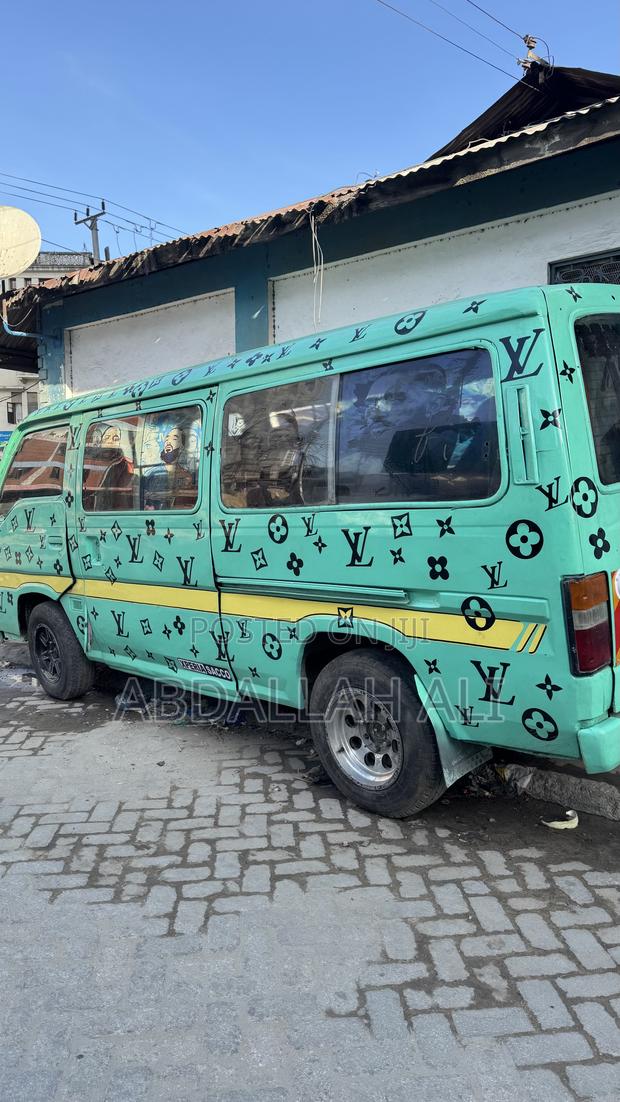 Nissan Caravan (Urvan) 2001 Blue - main view