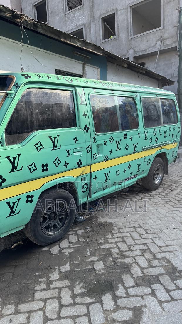 Nissan Caravan (Urvan) 2001 Blue - thumbnail 3