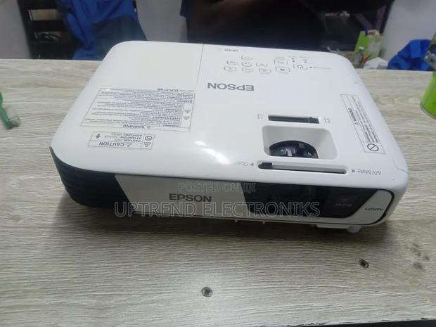 3200 Lumens Epson Eb-X31 Projector - main view