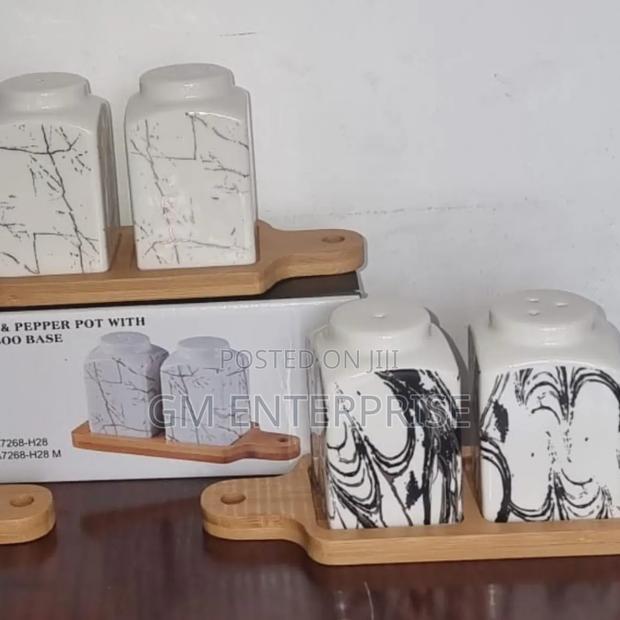 Modern Ceramic Saltpepper Pot Bamboo Base