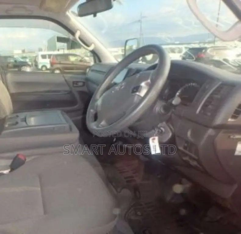 Toyota HiAce 2019 White