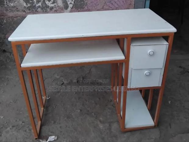 Nail Table