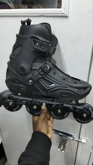 Size 40-44 Hard Boots Skate Shoes With Rubber Wheels