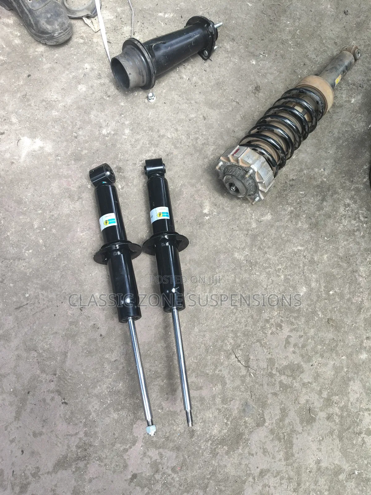 Volkswagen Touareg Back Shocks.