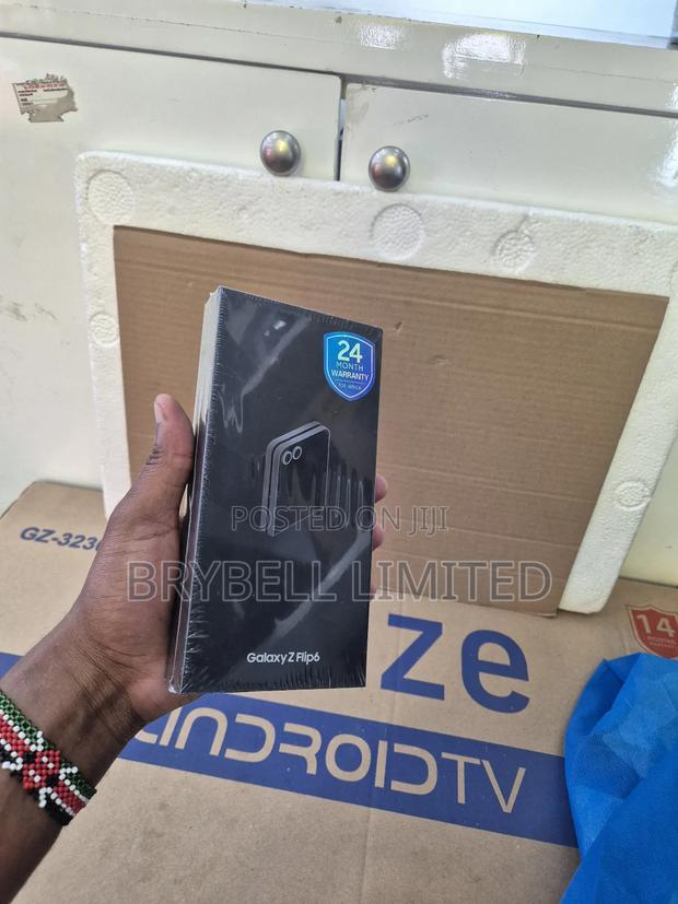 New Samsung Galaxy Z Flip6 256 GB Black - thumbnail 4