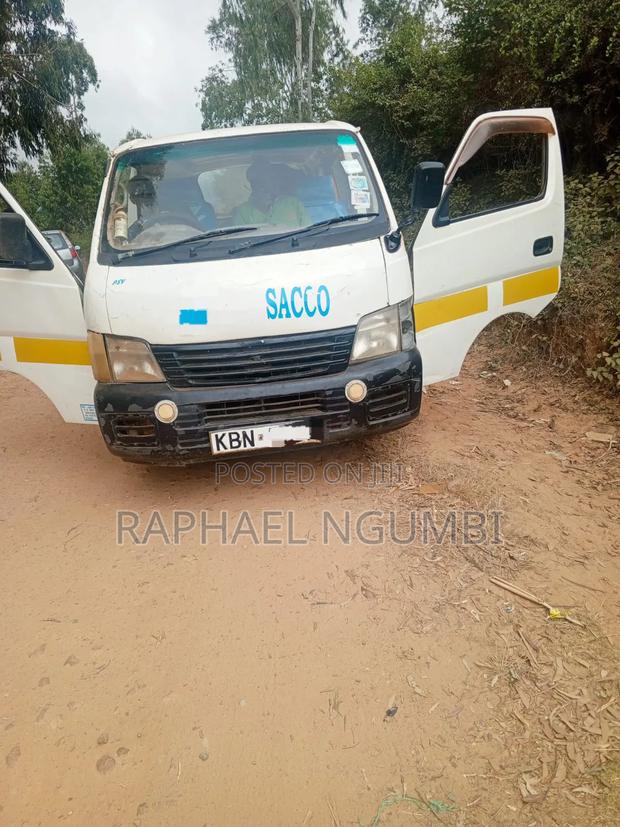 Nissan Caravan (Urvan) 2004 White - thumbnail 4