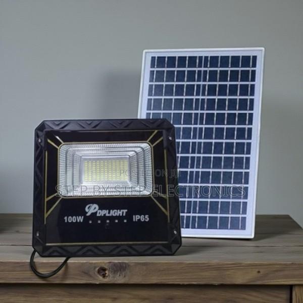 100w Solar Floodlight Energy Saving High Brightness Long Lasting Build