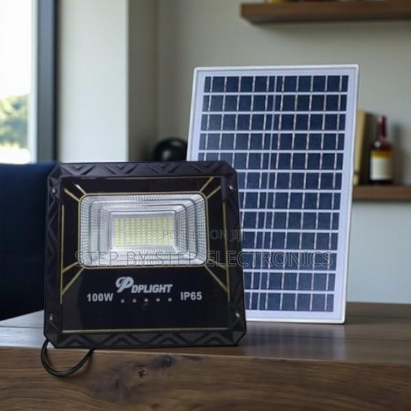 100w Solar Flood Light Durable Rustproof Casing High Brightness Ip66 - main view