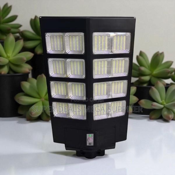 2000w Solar Lamp With Enhanced Lighting Area Energy Efficient Design