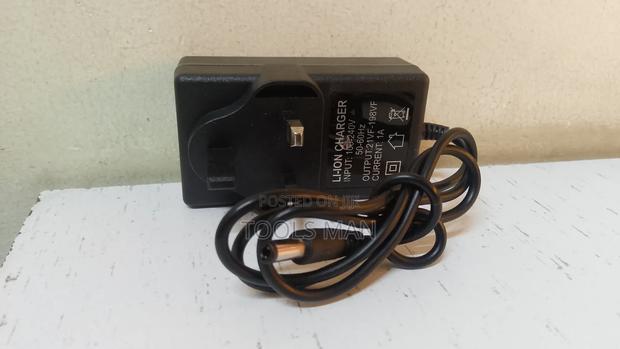 Li-Ion Charger With a Uk-Style Plug.