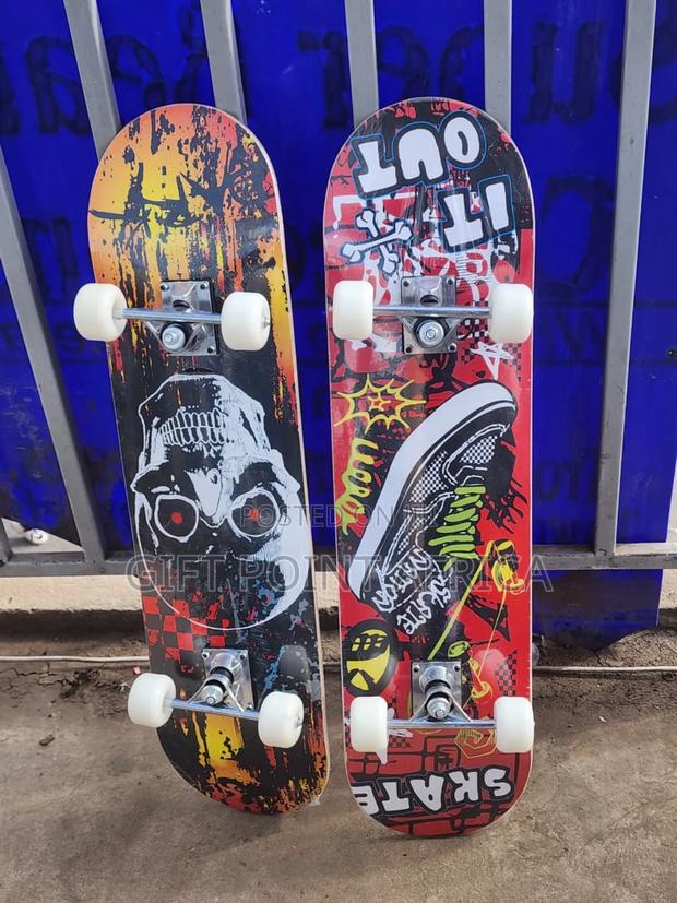 Adult  Strong And Durable Skateboard With Rubber Wheels And Grip