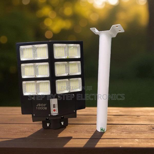 High Power 1000w Solar Street Light Reliable Lighting Long Lasting