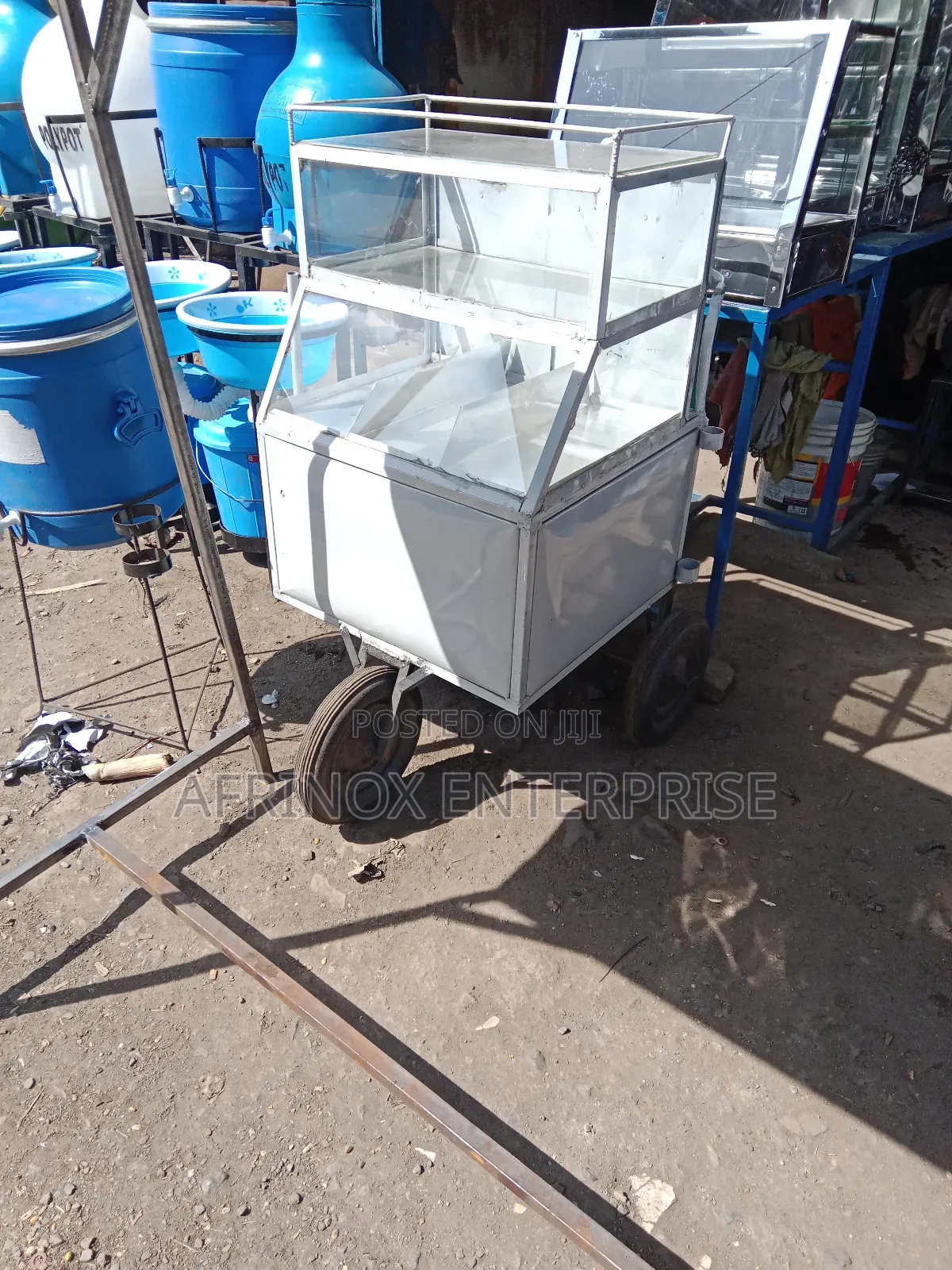 Mayai, Smokie Trolley,