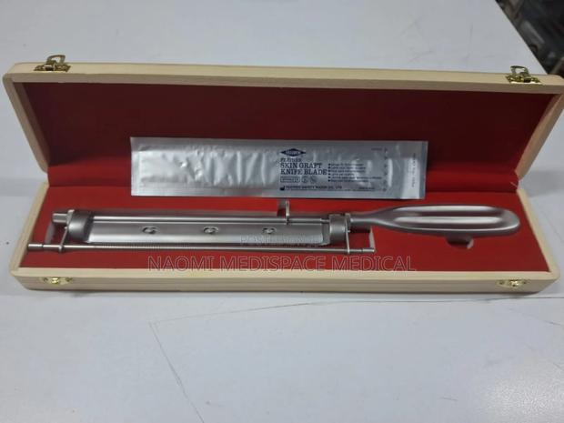 Skin Grafting Handle With Blade - main view