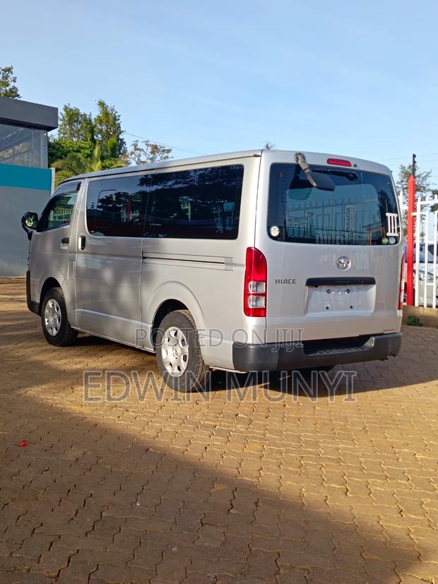 Toyota HiAce 2018 Silver - thumbnail 2