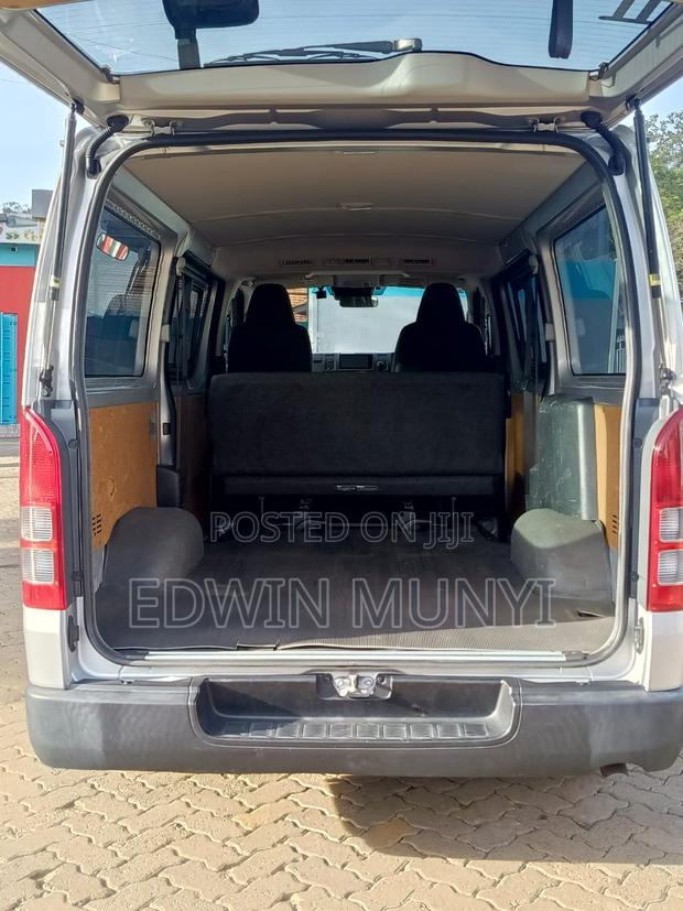 Toyota HiAce 2018 Silver - thumbnail 9