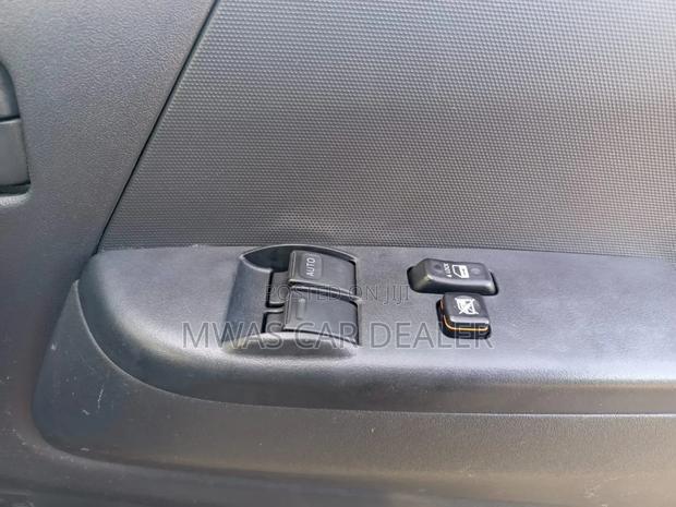 Toyota HiAce 2019 Silver - thumbnail 4