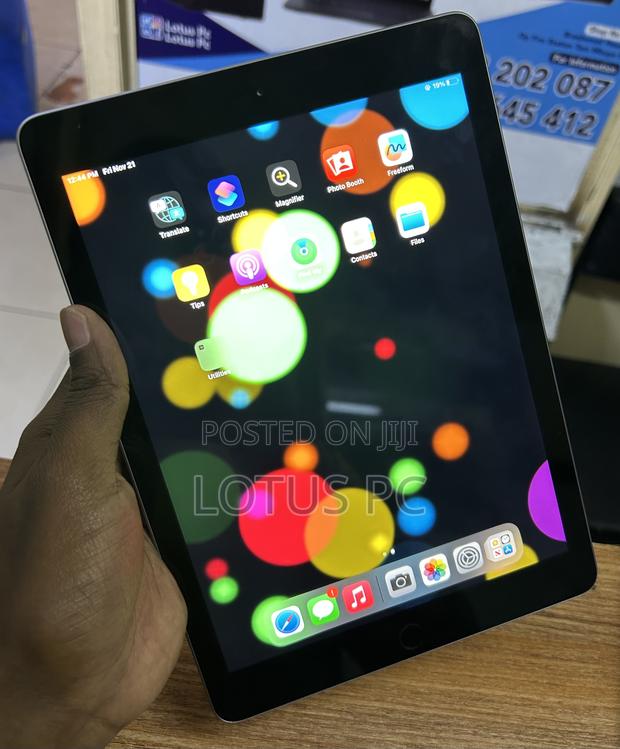 Apple iPad 9.7 128 GB Gray - main view