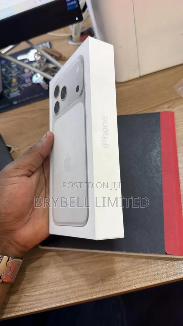 New Apple iPhone 17 Pro Max 256 GB Silver - thumbnail 3