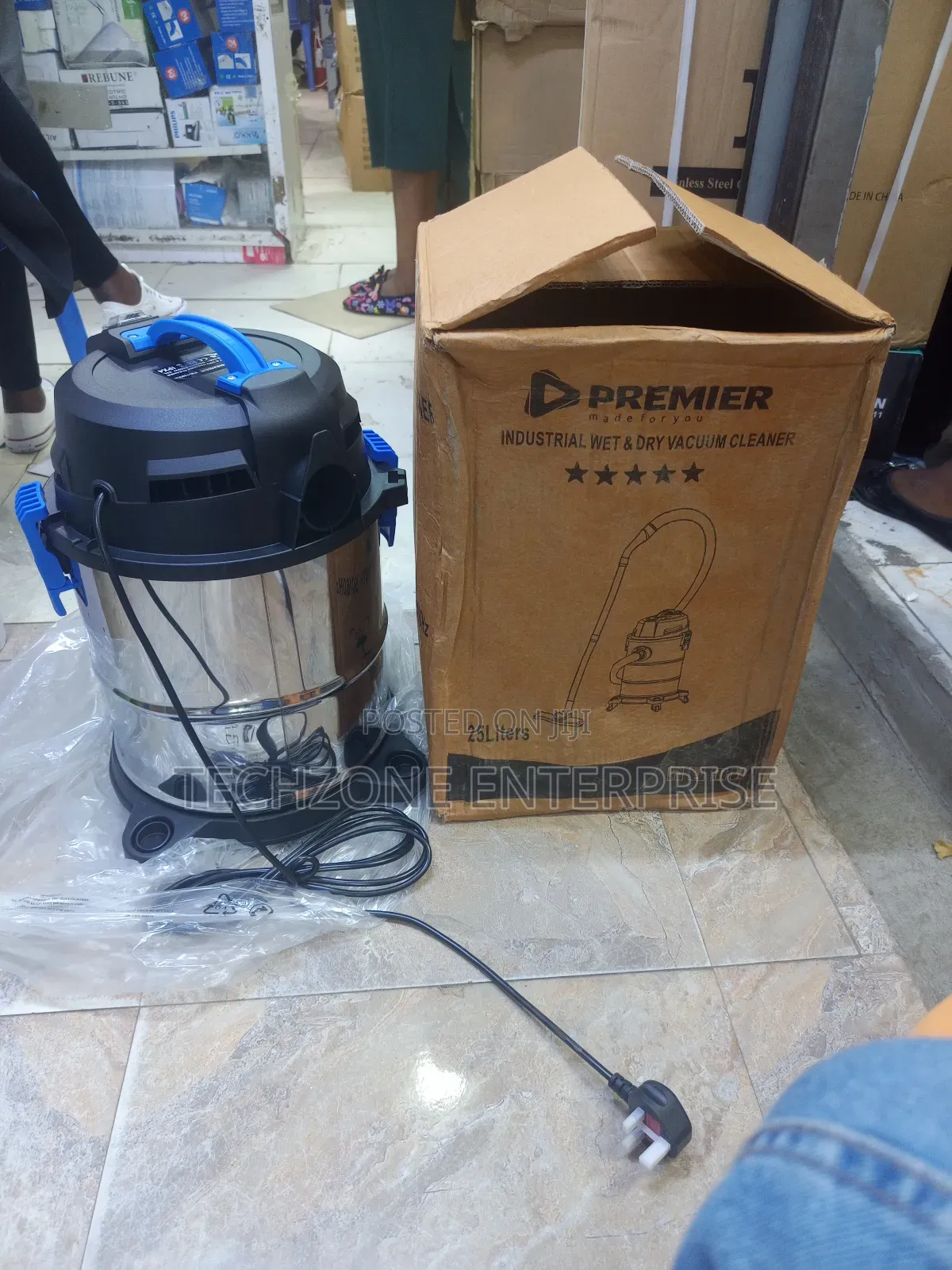 Premier Vacuum Cleaner 25 Litres Wet and Dry 