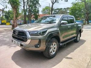 New Toyota Hilux 2023 Gold