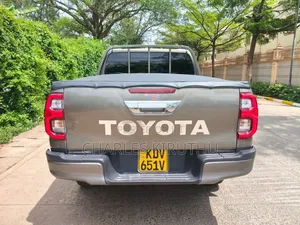 New Toyota Hilux 2023 Gold