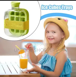 2-in-1 Ice Cube Bottle With an Integrated Ice Cube Tray and a Straw*