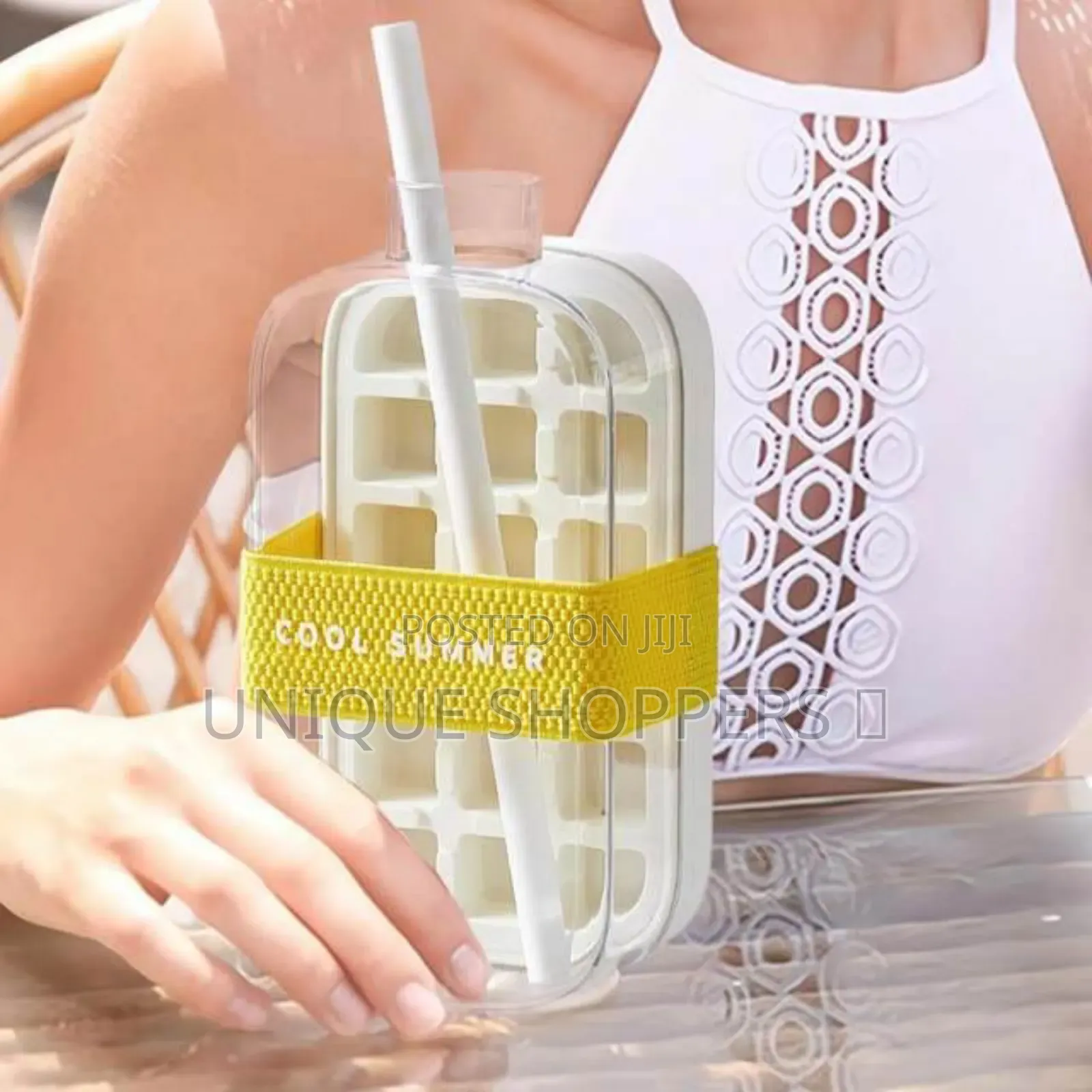 2-in-1 Ice Cube Bottle With an Integrated Ice Cube Tray and a Straw*