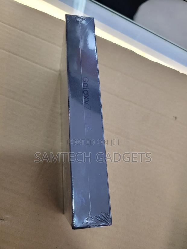 New Samsung Galaxy Z Flip6 256 GB Black - thumbnail 2