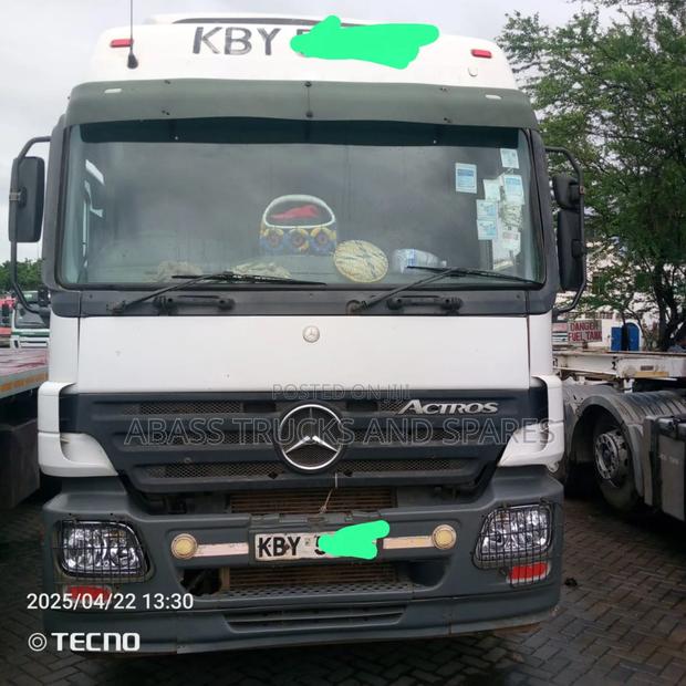 Mercedes-Benz 2010 White - thumbnail 2