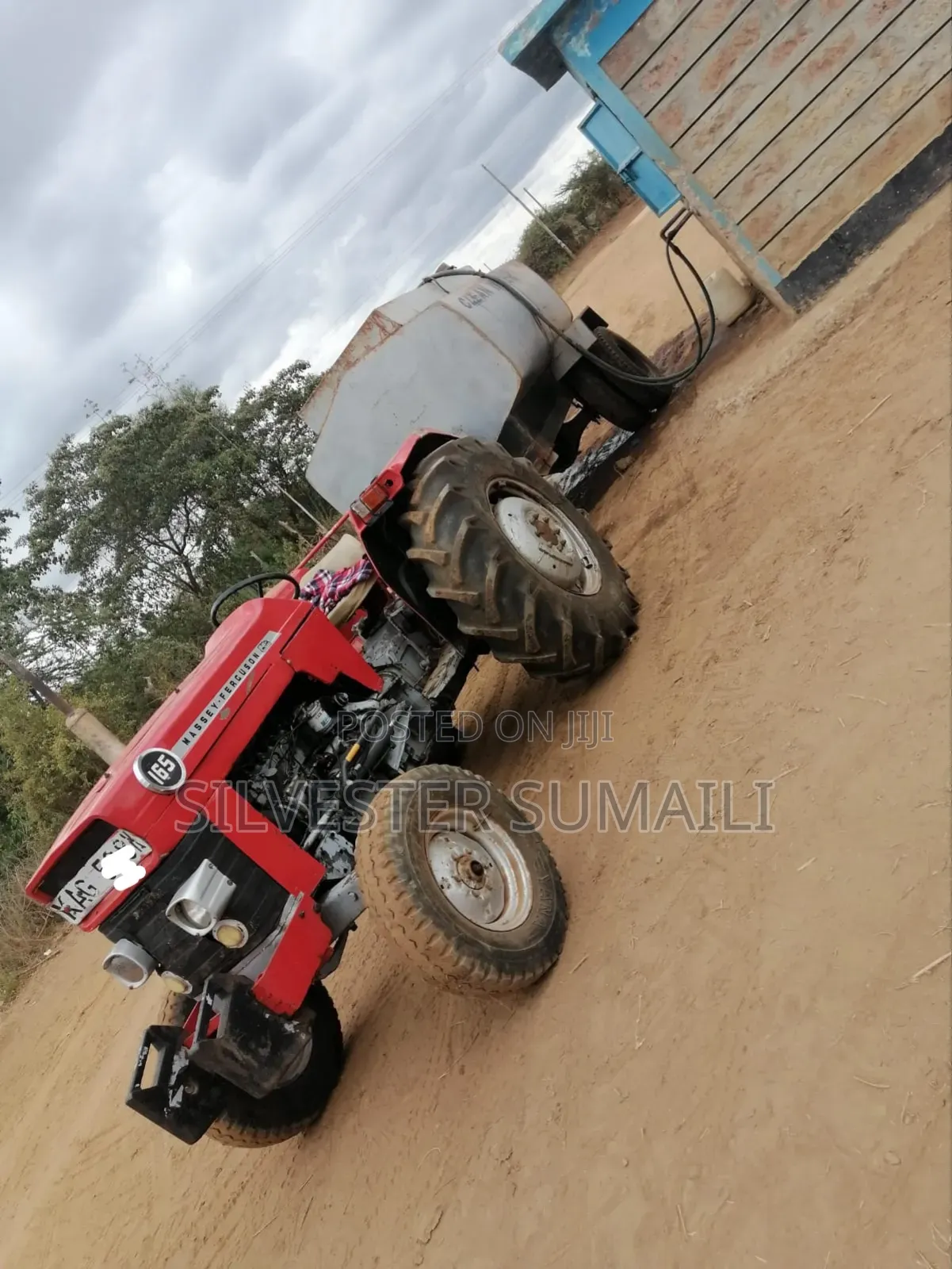 A Tractor Mf165