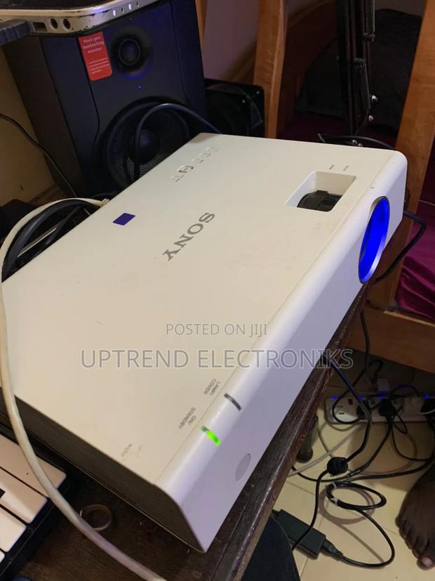 Sony VPL-Dx102 – Professional Projection at a Budget! - main view