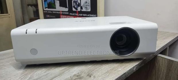 Sony VPL-Dx102 – Professional Projection at a Budget! - thumbnail 2