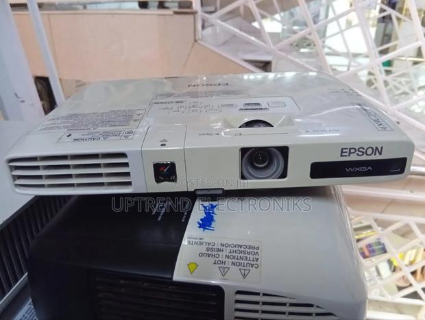 Epson 1776w Projector - main view