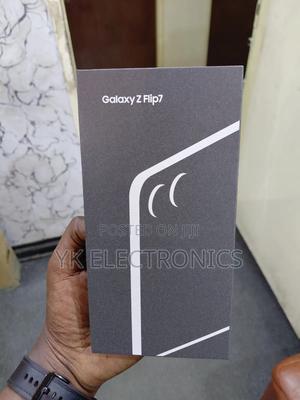 New Samsung Galaxy Z Flip7 256 GB Black - main view