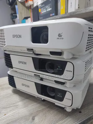 Ex-Uk High-Brightness Projector – Strong, Clean Ready to Use