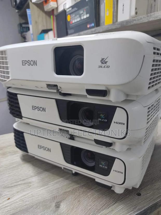 Ex-Uk High-Brightness Projector – Strong, Clean Ready to Use - main view