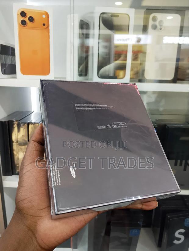 New Samsung Galaxy Z Fold4 256 GB Black - thumbnail 2