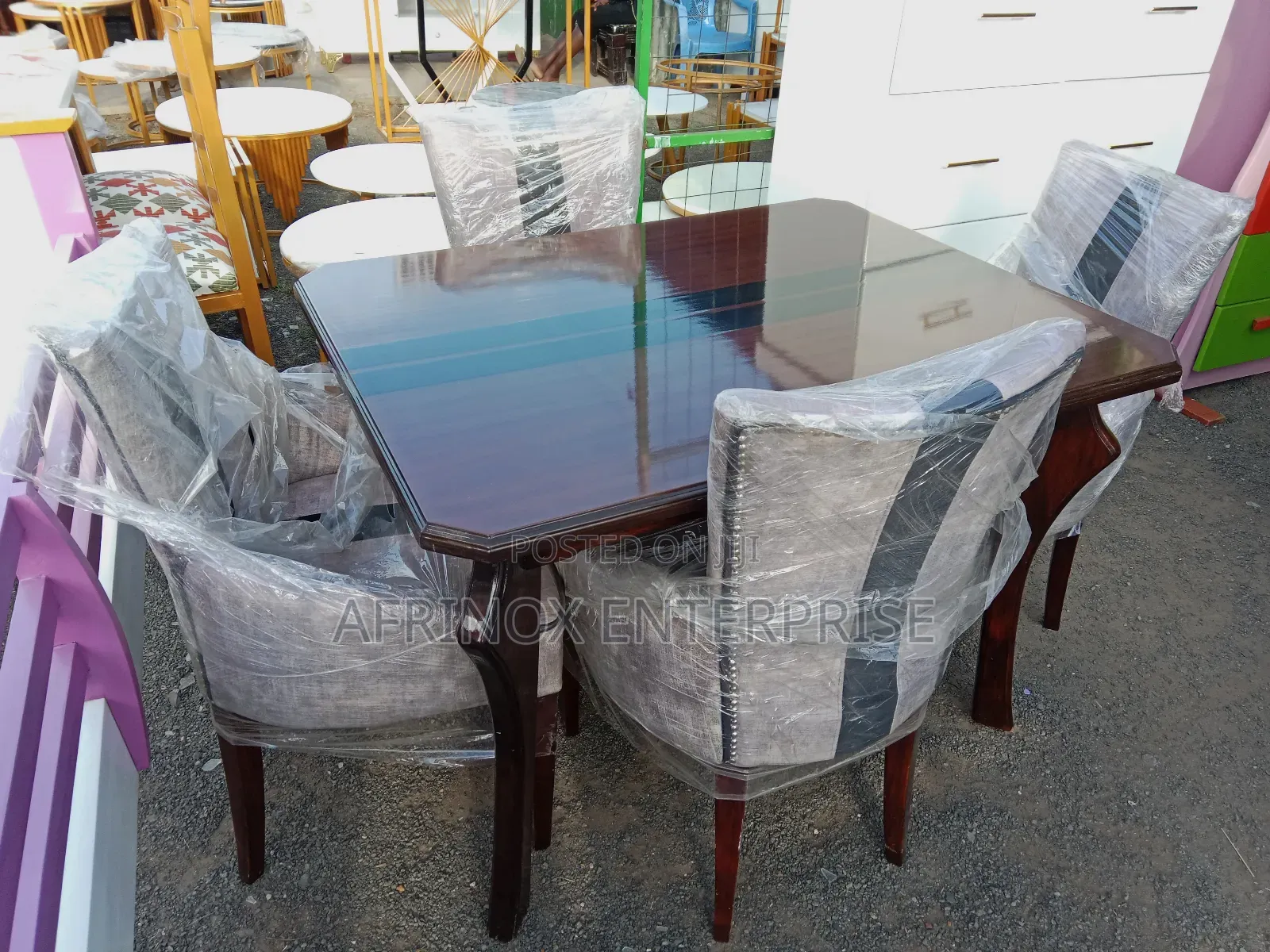 4 Seater Dinning Table Mahogany Material