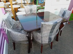 4 Seater Dinning Table Mahogany Material
