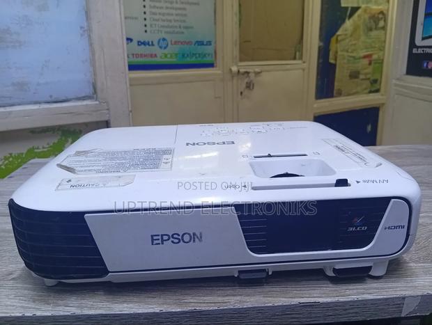 Epson Eb-S31 – Lightweight Design With Full Connectivity - main view