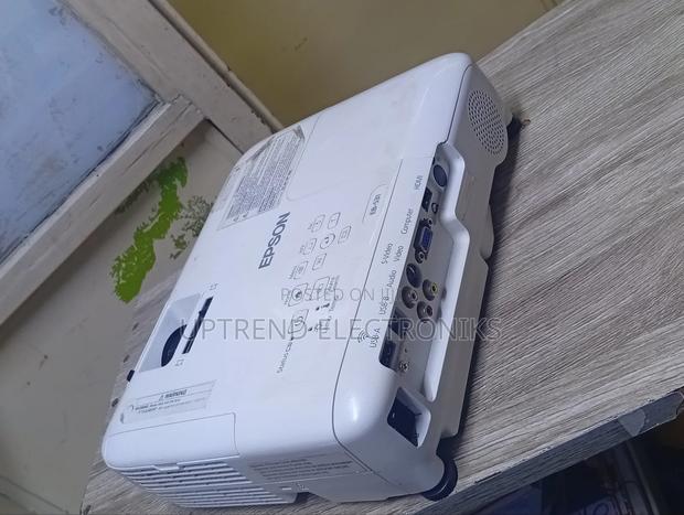 Epson Eb-S31 – Lightweight Design With Full Connectivity - thumbnail 2