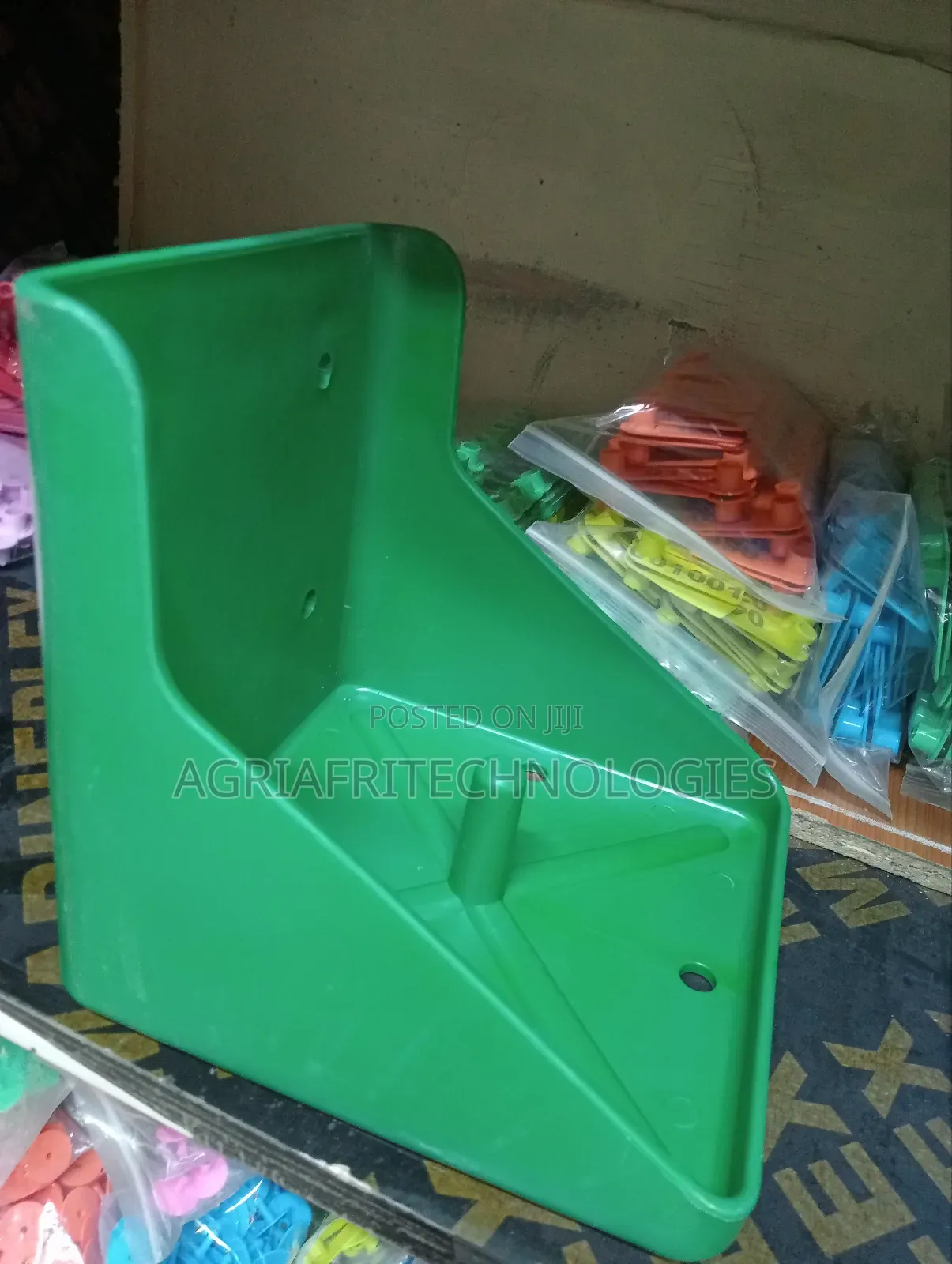 Salt Holder for Holding Cattle Salt Lick Block.