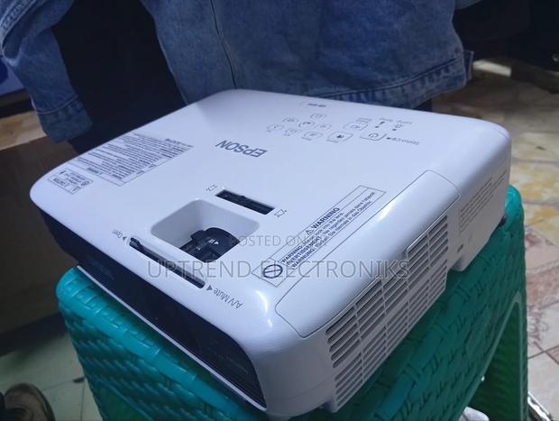 Epson X04 – Portable, Powerful Perfect for All Venues - main view